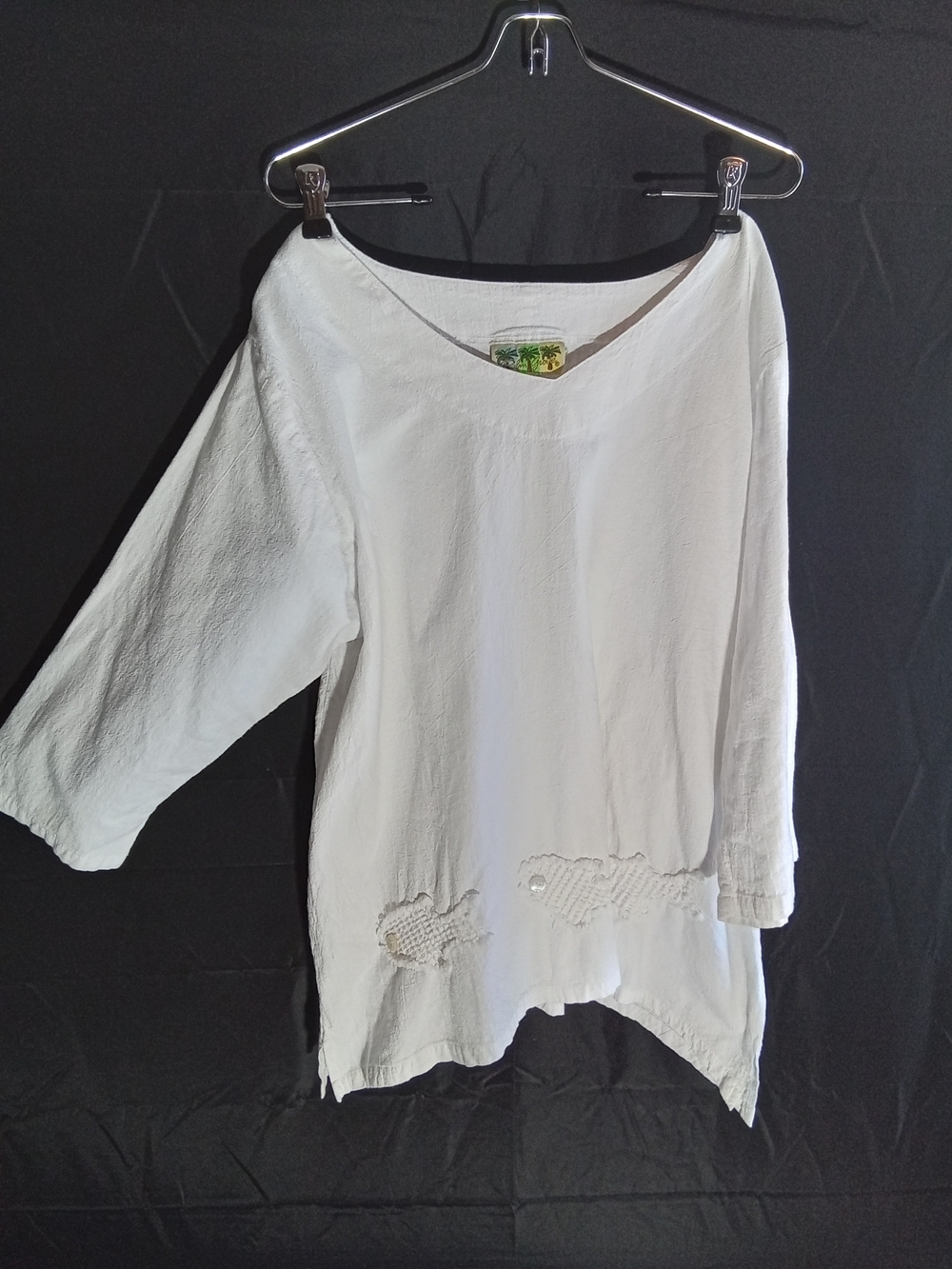 Palm Grove Relaxed White V-Neck Tunic with Scalloped Hem Detail